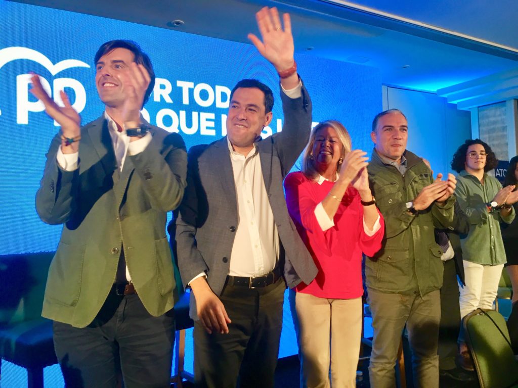 De izqda a drcha Pablo Montesinos, Juanma Moreno, Ángeles Muñoz y Elías Bendodo este viernes en el cierre de campaña del PP en Marbella. FOTO/ CABANILLAS