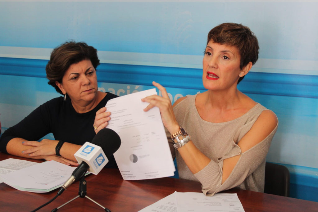 La portavoz del PSOE en el Ayuntamiento de Estepona, Emma Molina, muestra documentos junto a la vicesecretaria del PSOE de Málaga, Fuensanta Lima, este miércoles en rueda de prensa. FOTO/ PSOE