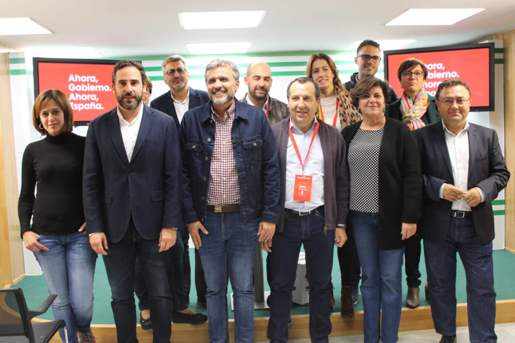 El cabeza de lista del PSOE por Málaga al Congreso, Ignacio López (centro) rodeado de dirigentes socialistas esta noche del 10-N en la sede provincial. FOTO/ PSOE