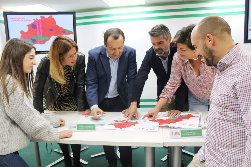 Los pesos pesados de la dirección provincial del PSOE, con Ruiz Espejo y Bernal en el centro, este martes analizando resultados. FOTO/ PSOE
