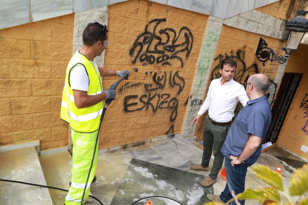 Imagen de los trabajos de retirada de pintadas con el edil de Limpieza, Diego López, al fondo. FOTO/ Ayto de Marbella