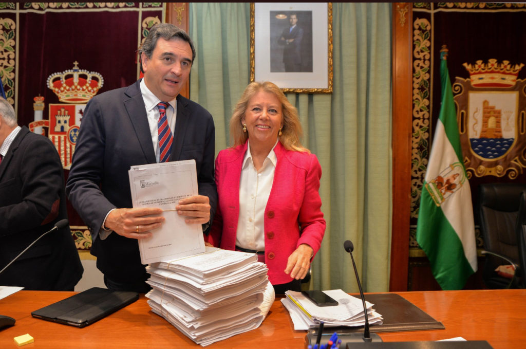 El concejal de Hacienda, Félix Romero, junto a la alcaldesa de Marbella, Ángeles Muñoz, muestran el Presupuesto 2020 poco antes del Pleno de este jueves. FOTO/ MC