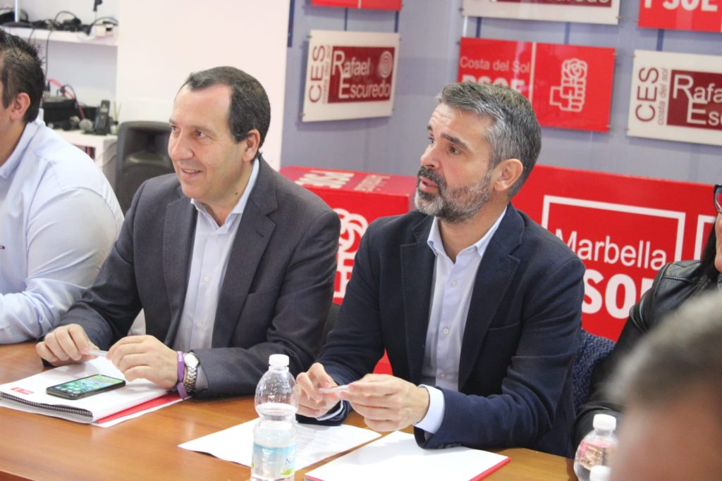 El secretario general del PSOE de Málaga, José Luis Ruiz Espejo (primero izqda) junto al presidente provincial y portavoz en Marbella, José Bernal, este martes en rueda de prensa. FOTO/ PSOE
