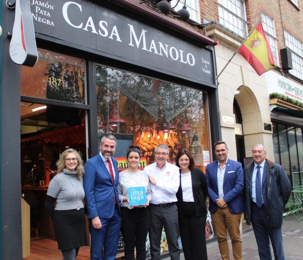 El presidente de la Diputación, Francisco Salado, junto al vicepresidente, Juan Carlos Maldonado, y la vicepresidenta de Turismo Costa del Sol, Margarita del Cid, este martes en 'Casa Manolo' de Londres. FOTO/ Turismo Costa del Sol