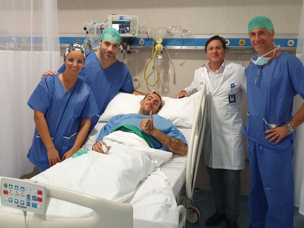 El jugador Samu Delgado tras la intervención junto al equipo médico y el director de Hospital Ochoa, Pedro Serrano, este martes. FOTO/ Hospital Ochoa