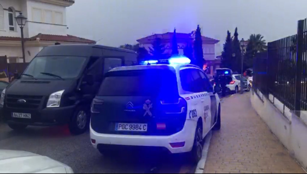 Una patrulla de la Guardia Civil este jueves en la escena del crimen de Mijas. FOTO/ MARBELLA CONFIDENCIAL