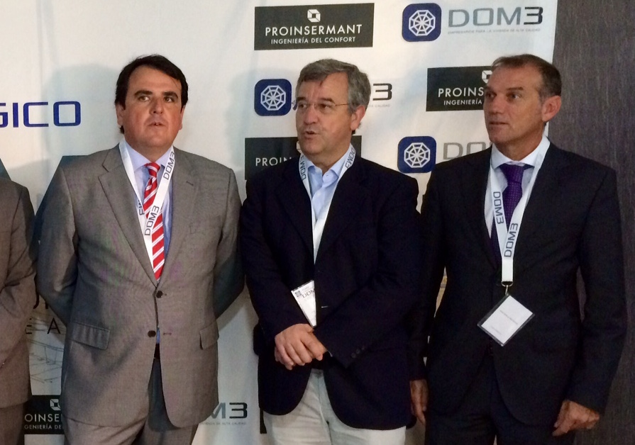 El abogado Antonio Zarco (primero por la izquierda) junto al alcalde de Estepona, José María García Urbano y el presidente de la Mancomunidad Occidental y alcalde de Benahavís, José Antonio Mena, en una imagen de archivo. FOTO/ MC