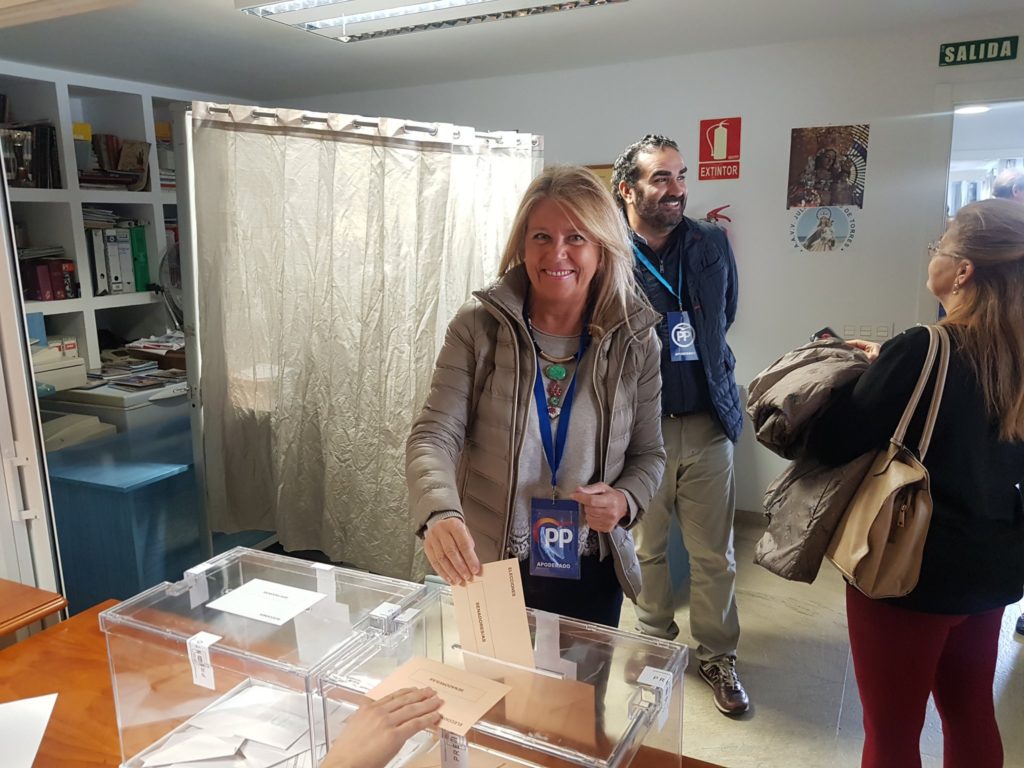 La senadora electa Ángeles Muñoz, a su vez alcaldesa de Marbella, depositando su voto este 10N. Foto/ PP
