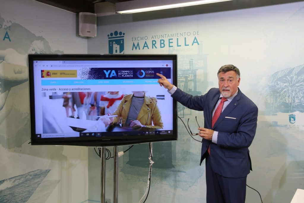 El asesor de Medio Ambiente, entre otras competencias, Baldomero León, este lunes en rueda de prensa. FOTO/ Ayto de Marbella
