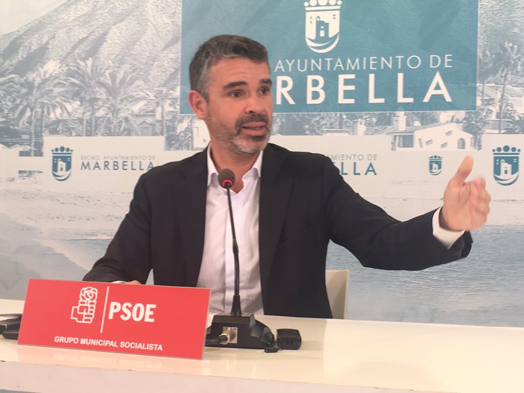 El portavoz municipal del PSOE de Marbella, José Bernal, este viernes en rueda de prensa. FOTO/ CABANILLAS