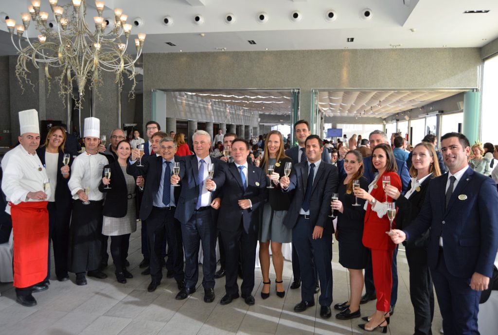 El equipo del Hotel Los Monteros, con su director, Fernando Al-Farkh a la cabeza, brinda tras el cocido de Navidad este viernes. FOTO/ Los Monteros