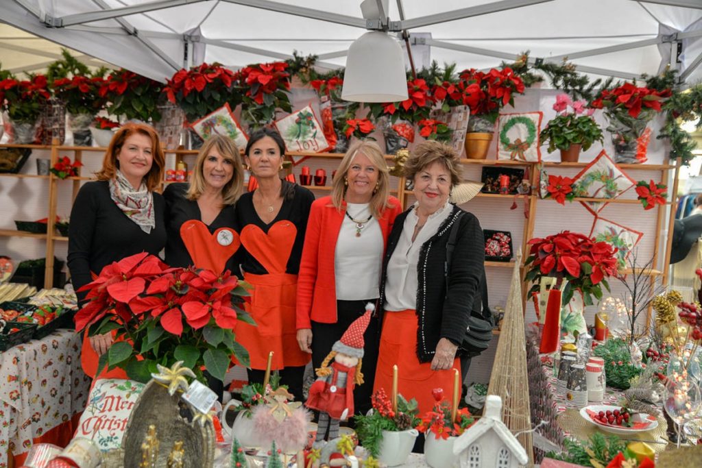 La alcaldesa de Marbella, Ángeles Muñoz, junto a voluntarias de Cáritas en el Bazar este jueves. FOTO/ marbella.es