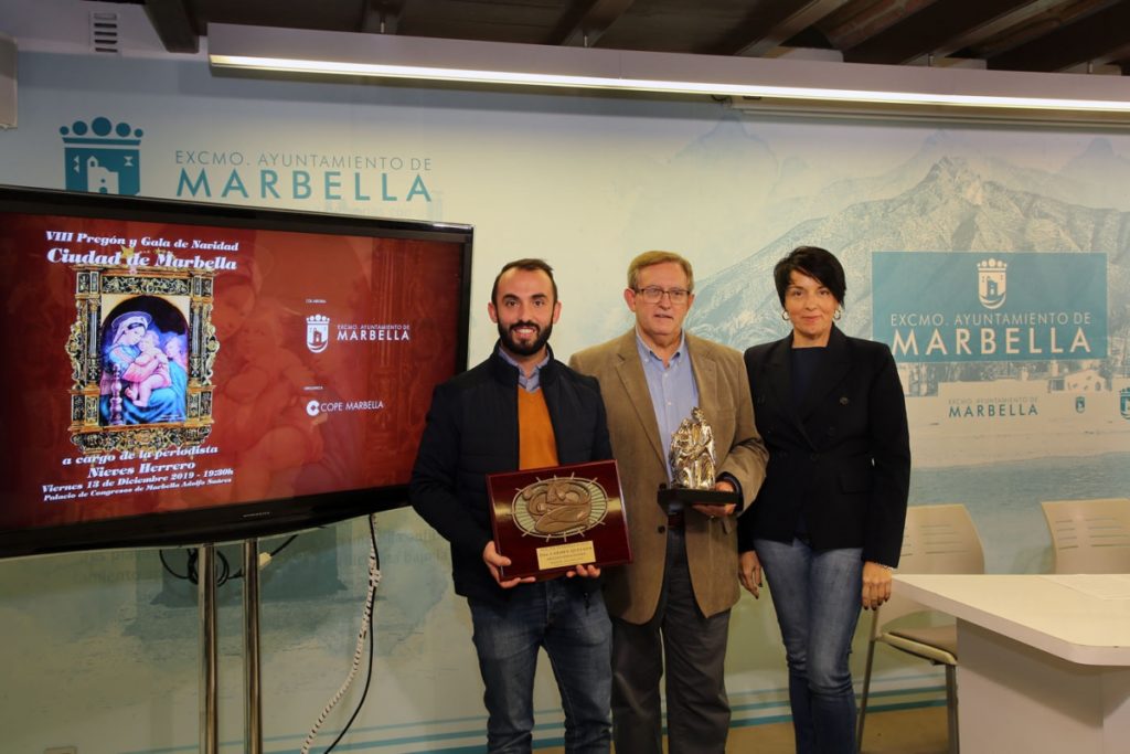 De izqda a drcha el concejal de Juventud, Enrique Rodriguez; el director de COPE Marbella, José Antonio Gómez y la coordinadora de Fiestas, Yolanda Marín este martes en rueda de prensa. Foto/ Ayto de Marbella