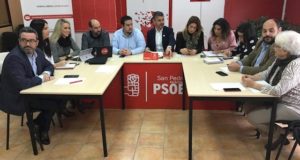 El portavoz José Bernal presidiendo el Grupo del PSOE en Diputación durante la reunión celebrada este lunes en San Pedro. FOTO/ PSOE