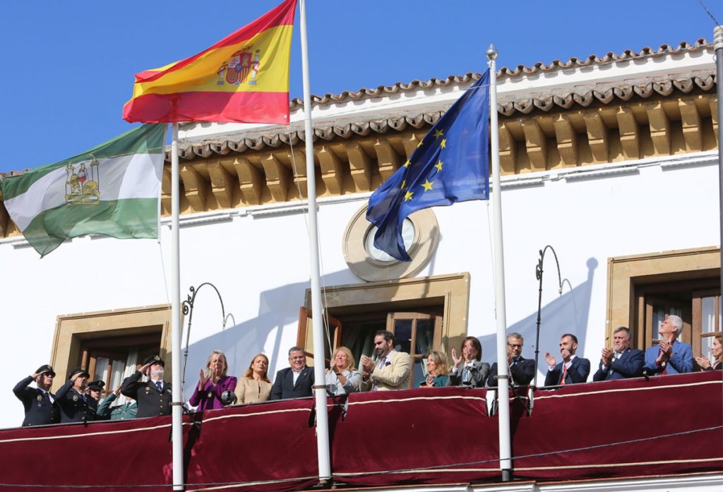 Imagen de la izada de bandera en el Ayuntamiento de Marbella este viernes, con motivo del día de la Constitución