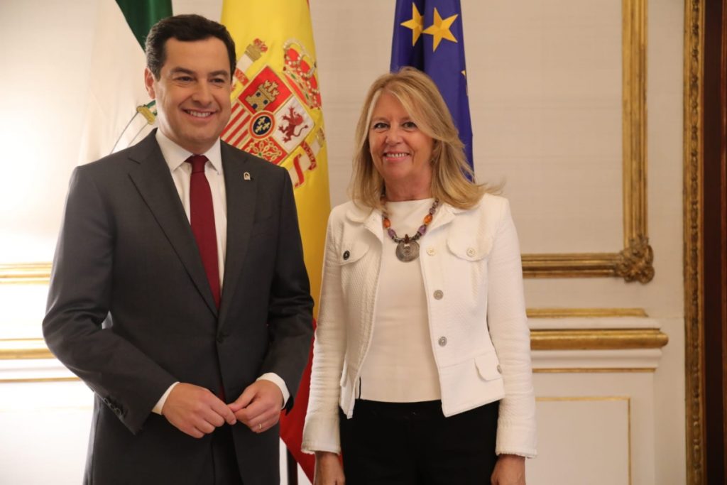 El presidente de la Junta de Andalucía, Juanma Moreno, junto a la alcaldesa de Marbella, Ángeles Muñoz, este viernes en Sevilla. FOTO/ Ayto de Marbella