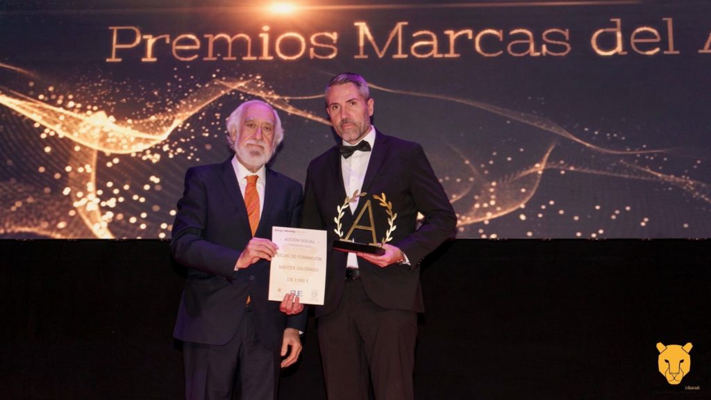 El vicepresidente de la Diputación de Málaga, Juan Carlos Maldonado (drcha) recibe el premio este lunes en Madrid. FOTO/ Diputación