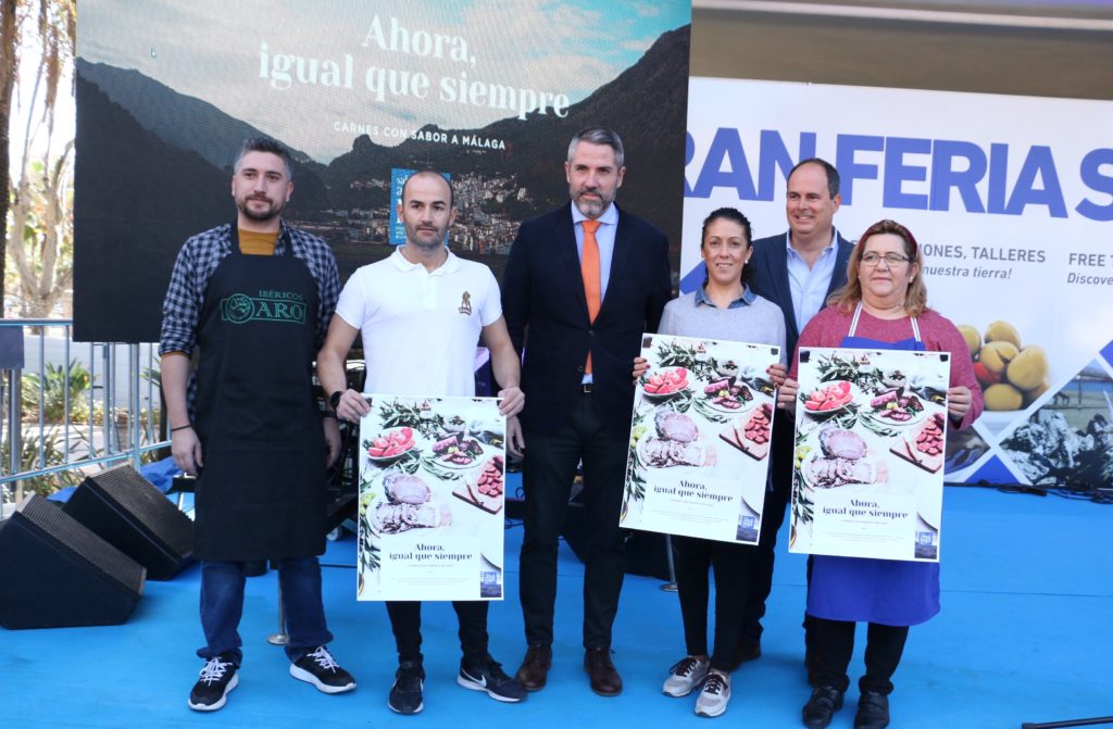 El vicepresidente de la Diputación de Málaga, Juan Carlos Maldonado (centro) junto a productores de carne con el distintivo Sabor a Málaga radicados en la provincia. FOTO/ Diputación