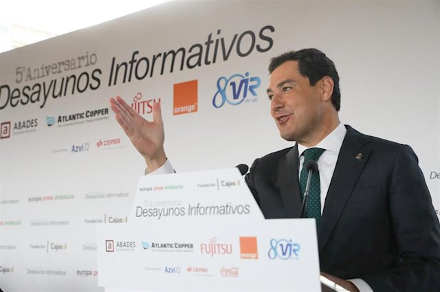 El presidente de la Junta, Juanma Moreno, durante su discurso en el desayuno de Europa Press Andalucía celebrado este lunes en Abades Triana (Sevilla). FOTO/ EP