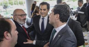 El presidente de la Junta, Juanma Moreno, saluda al portavoz de Vox en el Parlamento, Alejandro Hernández, en presencia del portavoz del PP, José Antonio Nieto, este lunes en Sevilla. FOTO/ EP