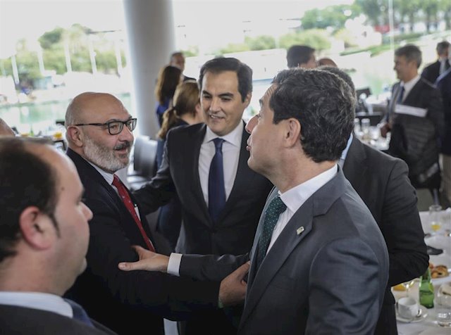 El presidente de la Junta, Juanma Moreno, saluda al portavoz de Vox en el Parlamento, Alejandro Hernández, en presencia del portavoz del PP, José Antonio Nieto, este lunes en Sevilla. FOTO/ EP