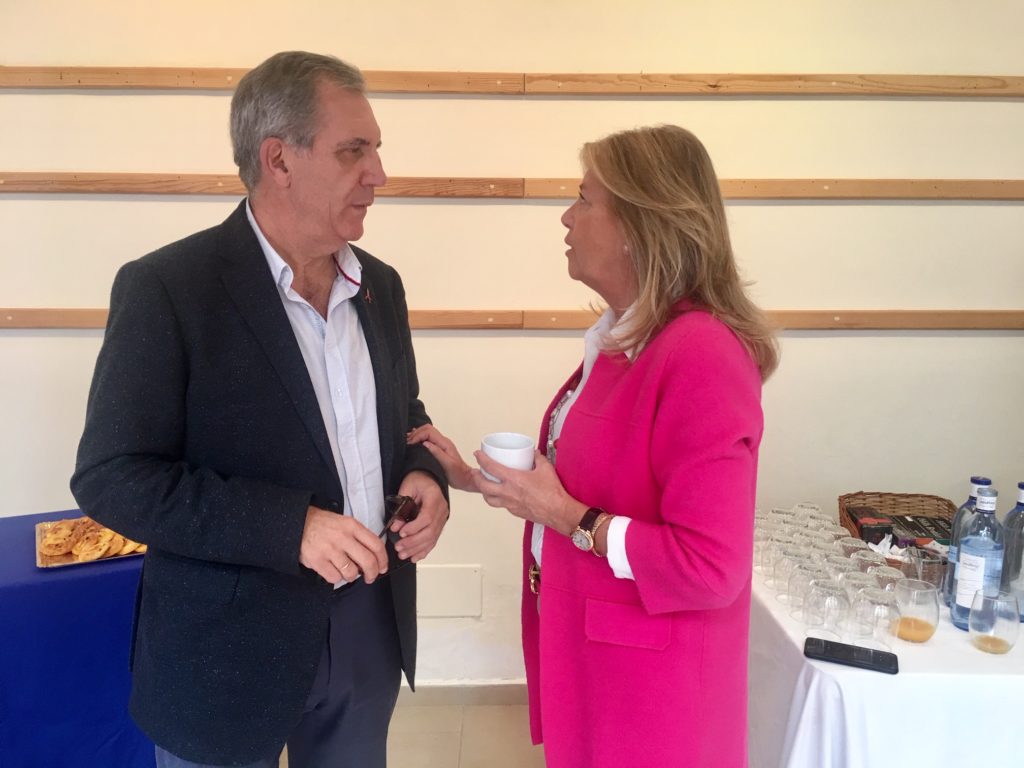 La alcaldesa de Marbella, Ángeles Muñoz, conversa con el director general de Urbanismo del Ayuntamiento, José María Morente, el 26 de diciembre. FOTO/ CABANILLAS