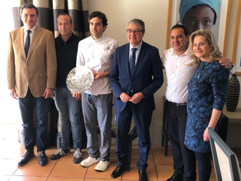 El presidente de la Diputación de Málaga, Francisco Salado (tercero drcha) junto a responsables de El Lago, Marbella All Stars y el primer teniente de alcalde de Marbella, Félix Romero. FOTO/ Diputación de Málaga.