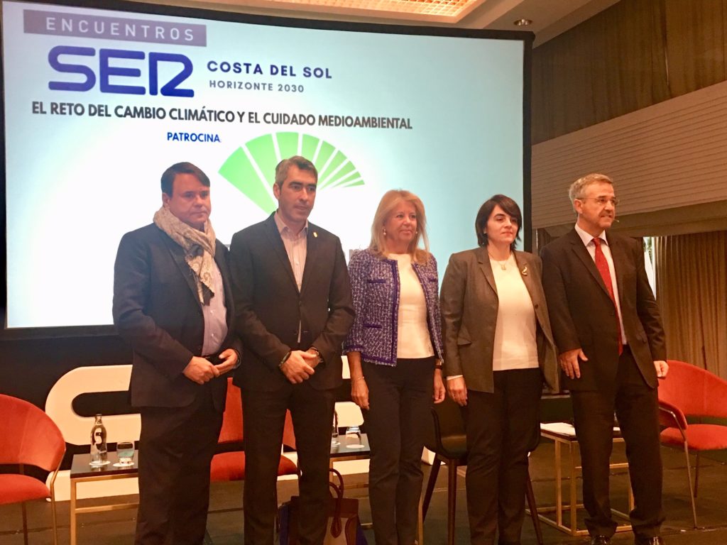 De izqda a drcha el director de SER Málaga, José Manuel Atencia, el alcalde de Benalmádena, Victor Navas; la alcaldesa de Marbella, Ángeles Muñoz; la jefa de Informativos de SER Marbella, María Ángeles Cervantes y el alcalde de Estepona, José María García Urbano, este jueves en el Gran Meliá Don Pepe de Marbella. FOTO/ CABANILLAS