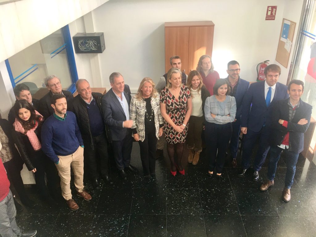 La alcaldesa de Marbella, Ángeles Muñoz, junto a la edil delegada de Urbanismo, Kika Caracue, y el director general del área, José María Morente, este miércoles reunidos con el equipo redactor del PGOU en la nueva oficina. FOTO/ CABANILLAS
