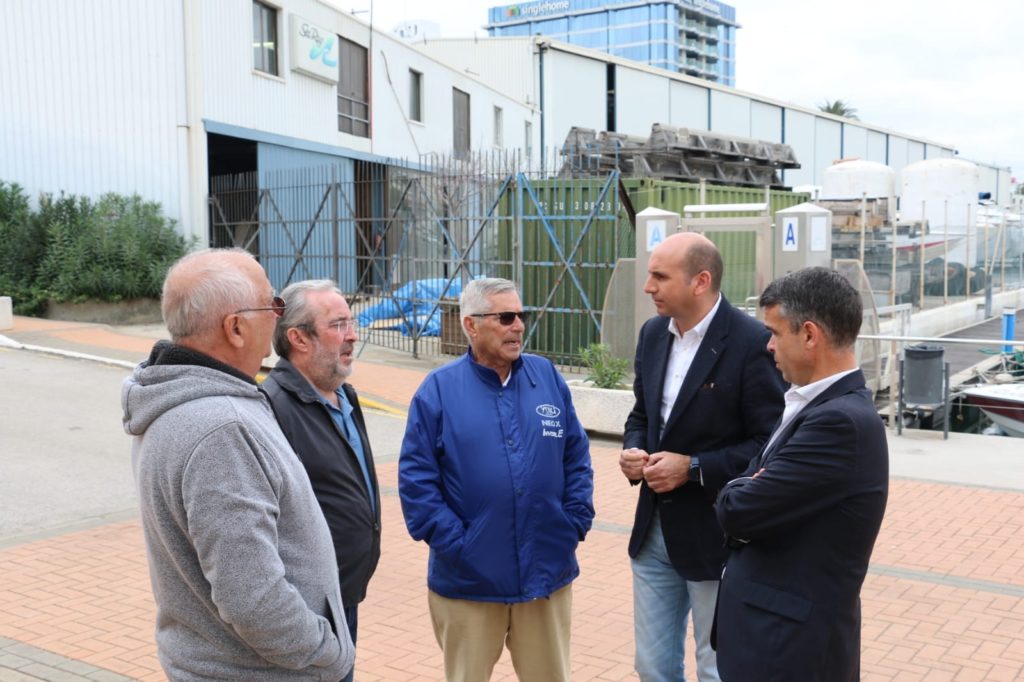 Los socialistas José Bernal y Paco Conejo (drcha de la imagen) reunidos este viernes con vecinos de La Bajadilla. FOTO/ PSOE