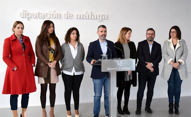 El portavoz del PSOE en la Diputación, José Bernal, este martes junto al resto de diputados provinciales socialistas en rueda de prensa. FOTO/ PSOE de Málaga