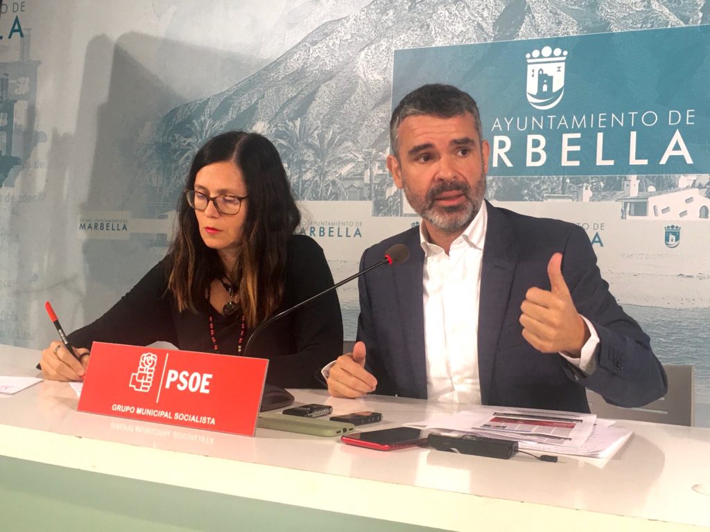 El portavoz municipal del PSOE de Marbella, José Bernal, junto a la también edil socialista Isabel Pérez, exdelegada de Urbanismo, este miércoles en rueda de prensa. FOTO/ CABANILLAS