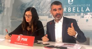 El portavoz municipal del PSOE de Marbella, José Bernal, junto a la también edil socialista Isabel Pérez, exdelegada de Urbanismo, en imagen reciente. FOTO/ CABANILLAS