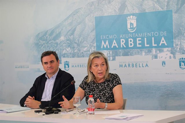 La delegada de Urbanismo de Marbella, Kika Caracuel, este lunes en rueda de prensa junto al primer teniente de alcalde y portavoz del PP, Félix Romero. FOTO/ Ayto de Marbella