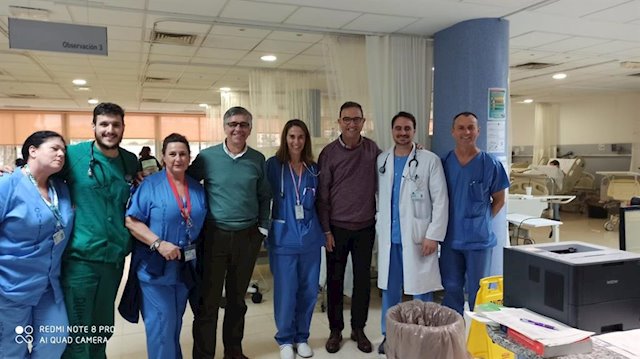 El delegado de Salud de la Junta en Málaga, Carlos Bautista (tercero izqda) junto a profesionales sanitarios en una foto difundida este domingo por la Junta de Andalucía