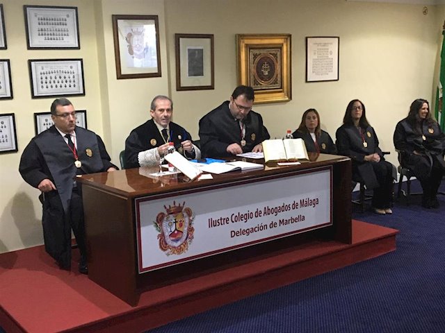 El decano del Colegio de Abogados de Málaga, Francisco Javier Lara (centro) presidiendo un acto este jueves en Marbella. FOTO/ EP