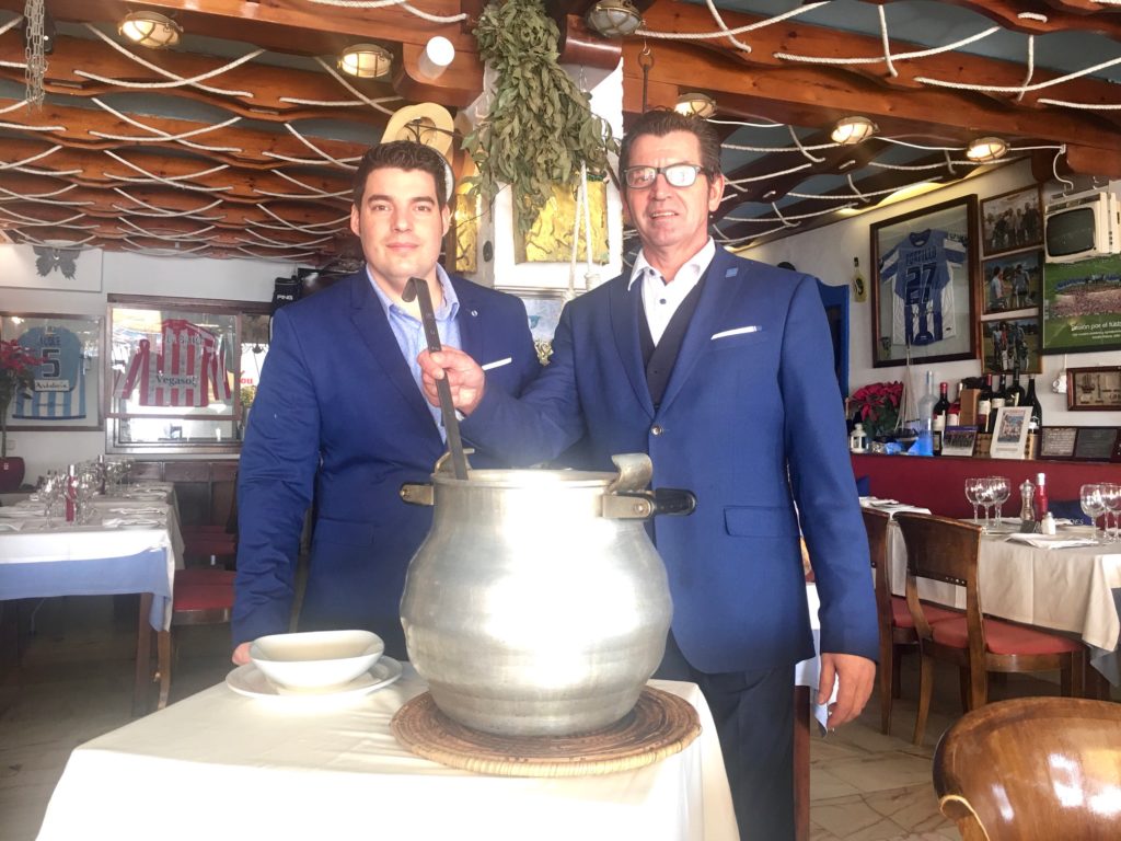 El gerente y copropietario del restaurante La Barca, Fermín Lozano, cucharón en mano, junto a su sobrino y jefe de sala, Fermín Carrasco Lozano, durante el encuentro con Marbella Confidencial para presentar los nuevos platos de cuchara. FOTO/ CABANILLAS