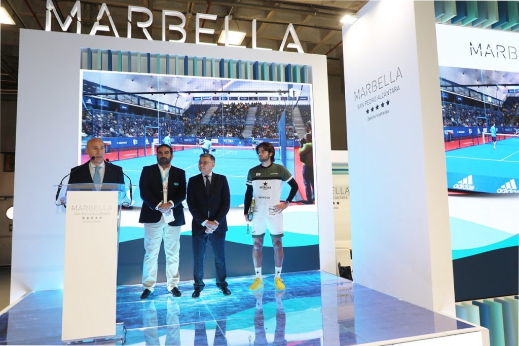 Los concejales Manuel Cardeña y Javier García (segundo y tercero desde la izqda) este jueves en Fitur. FOTO/ marbella.es