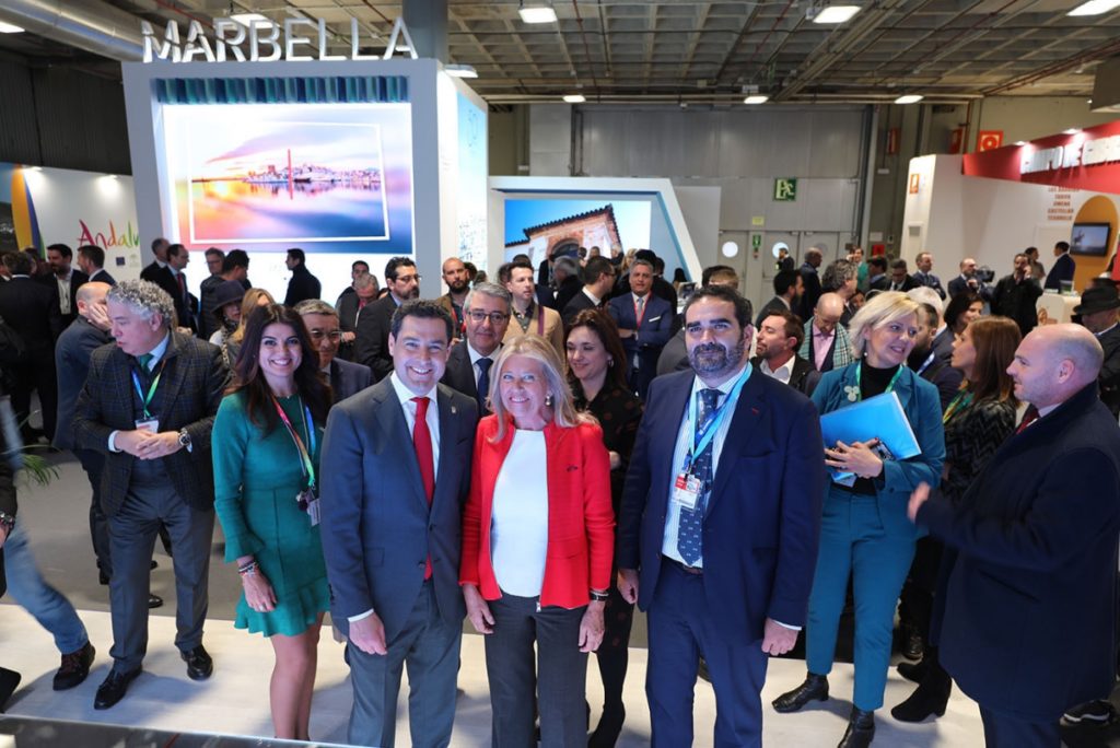 El presidente de la Junta de Andalucía, Juanma Moreno, junto a la alcaldesa de Marbella, Ángeles Muñoz, entre otras autoridades, este miércoles en la inauguración del stand de Marbella en Fitur. FOTO/ MC