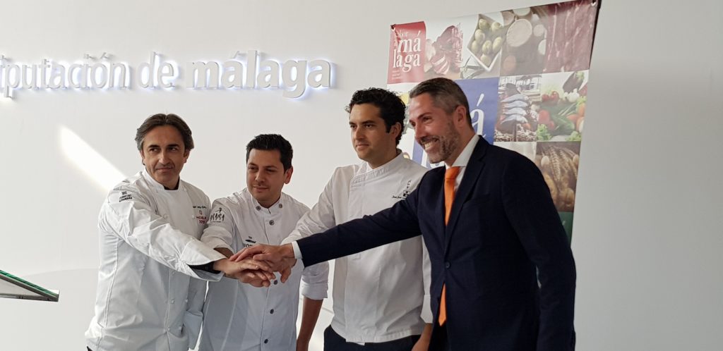 El vicepresidente de la Diputación de Málaga, Juan Carlos Maldonado, junto a los cocineros que participan en Madrid Fusión. FOTO/ Diputación