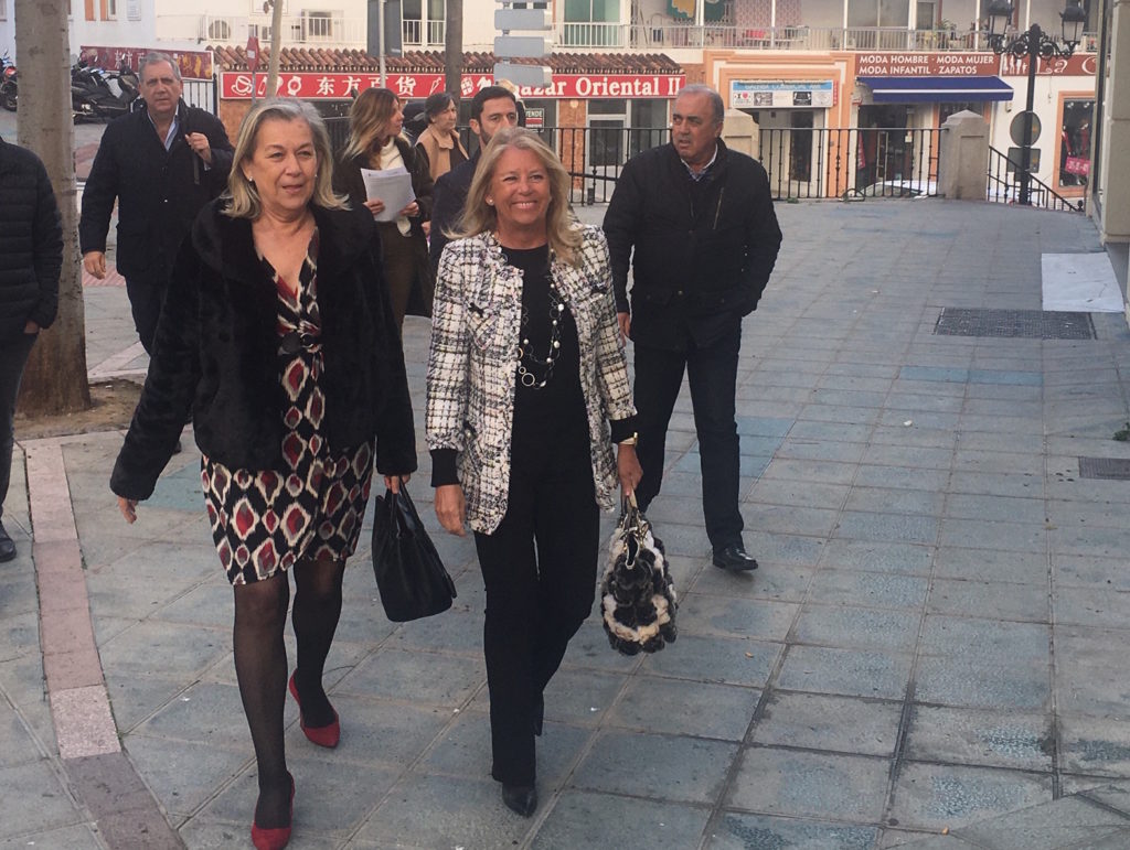 La alcaldesa de Marbella, Ángeles Muñoz, este miércoles junto a la edil delegada de Urbanismo, Kika Caracuel, a su llegada a la nueva oficina del PGOU. FOTO/ CABANILLAS