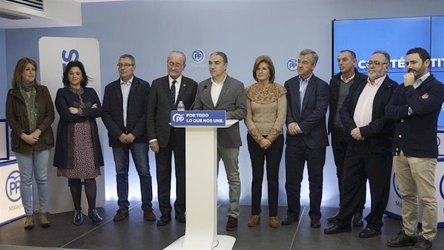 El presidente del PP de Málaga y consejero de Presidencia de la Junta, Elías Bendodo, rodeado de cargos de su partido este sábado en Málaga. FOTO/ PP