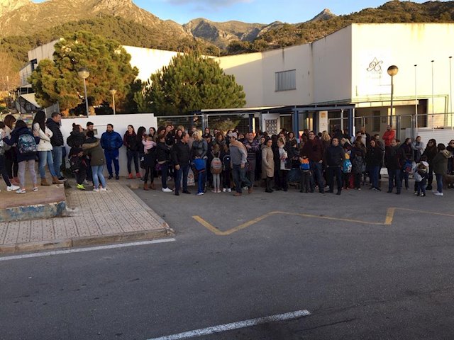 Imagen de la protesta de este viernes a las puertas del colegio Xarblanca de Marbella. FOTO/ Europa Press