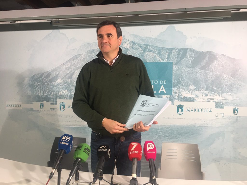 El portavoz del equipo de gobierno de Marbella, Félix Romero, este lunes en rueda de prensa. FOTO/ CABANILLAS