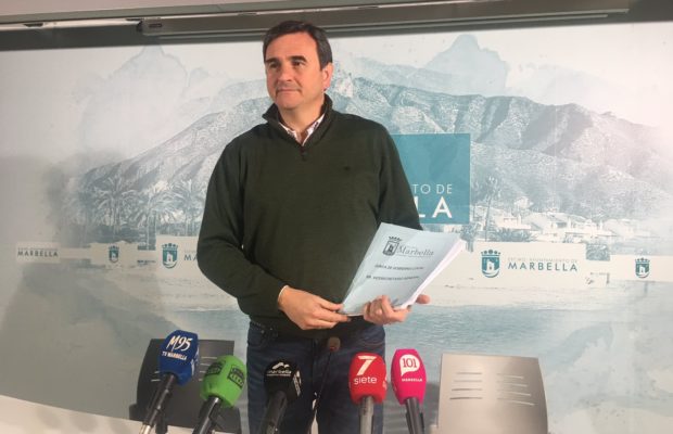 El portavoz del equipo de gobierno de Marbella, Félix Romero, este lunes en rueda de prensa. FOTO/ CABANILLAS