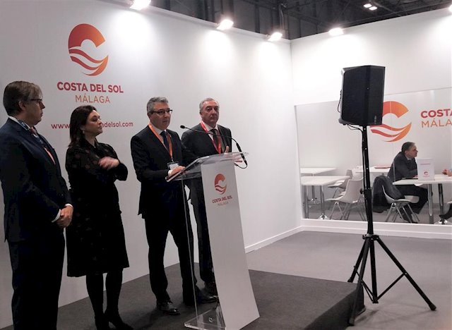 El presidente de la Diputación de Málaga y de Turismo Costa del Sol, Francisco Salado, este miércoles en la inauguración de Fitur, junto a Margarita del Cid y representantes del sector turístico. FOTO/ Europa Press