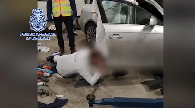 Imagen de la inspección ocular que llevó a cabo la Policía en el vehículo del presunto autor del crimen. FOTO/ CNP
