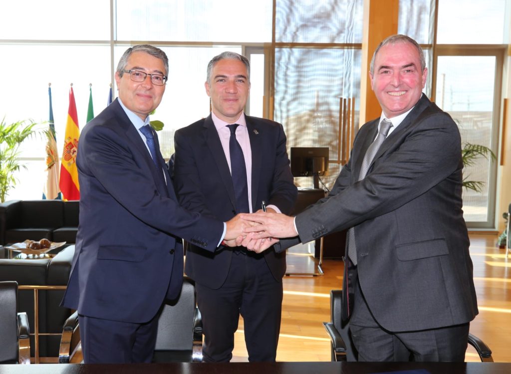 El consejero de Presidencia de la Junta, Elías Bendodo (centro) este martes junto al presidente de la Diputación de Málaga, Francisco Salado (primero izqda) y el alcalde de Casares, Francisco Carrasco. FOTO/ Junta de Andalucía