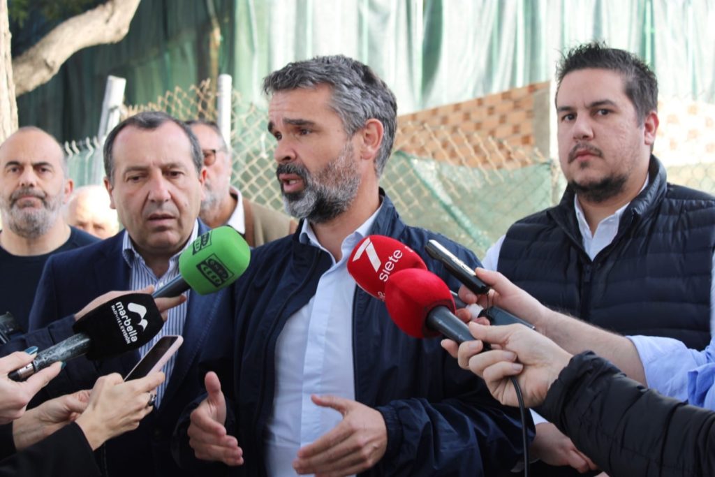 El portavoz del PSOE de Marbella, Pepe Bernal, habla en presencia del secretario general de Málaga, José Luis Ruiz Espejo (izqda de la imagen) y el secretario general de San Pedro, Manuel García. FOTO/ PSOE