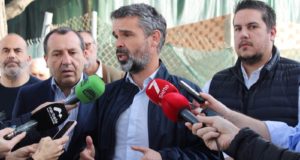 El portavoz del PSOE de Marbella, Pepe Bernal, habla en presencia del secretario general de Málaga, José Luis Ruiz Espejo (izqda de la imagen) y el secretario general de San Pedro, Manuel García. FOTO/ PSOE